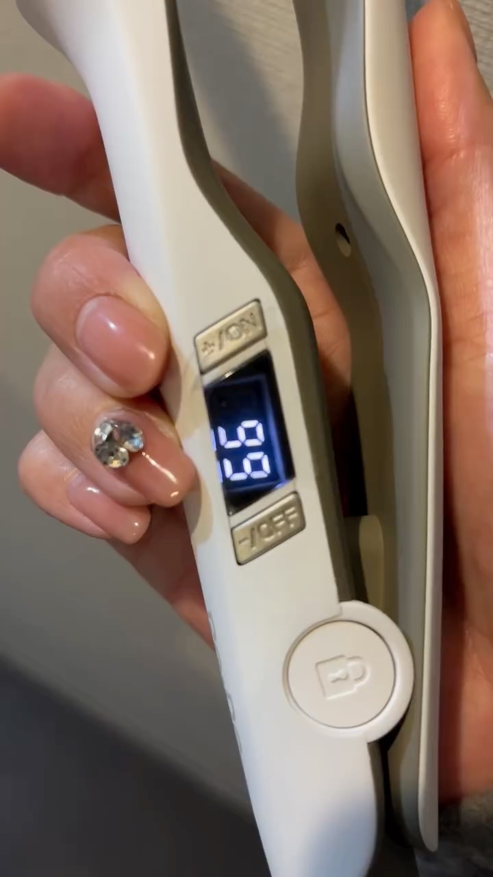 高性能ヒーターによる150℃30秒の素早い昇温性能！

ReDe ストレートアイロン

ハイドラシルクプレートのモイストタイプ。

ベルベットコート加工の高級感。
エルゴノミクスデザインで手首の負担を軽減させるストレートアシスト。

髪が細