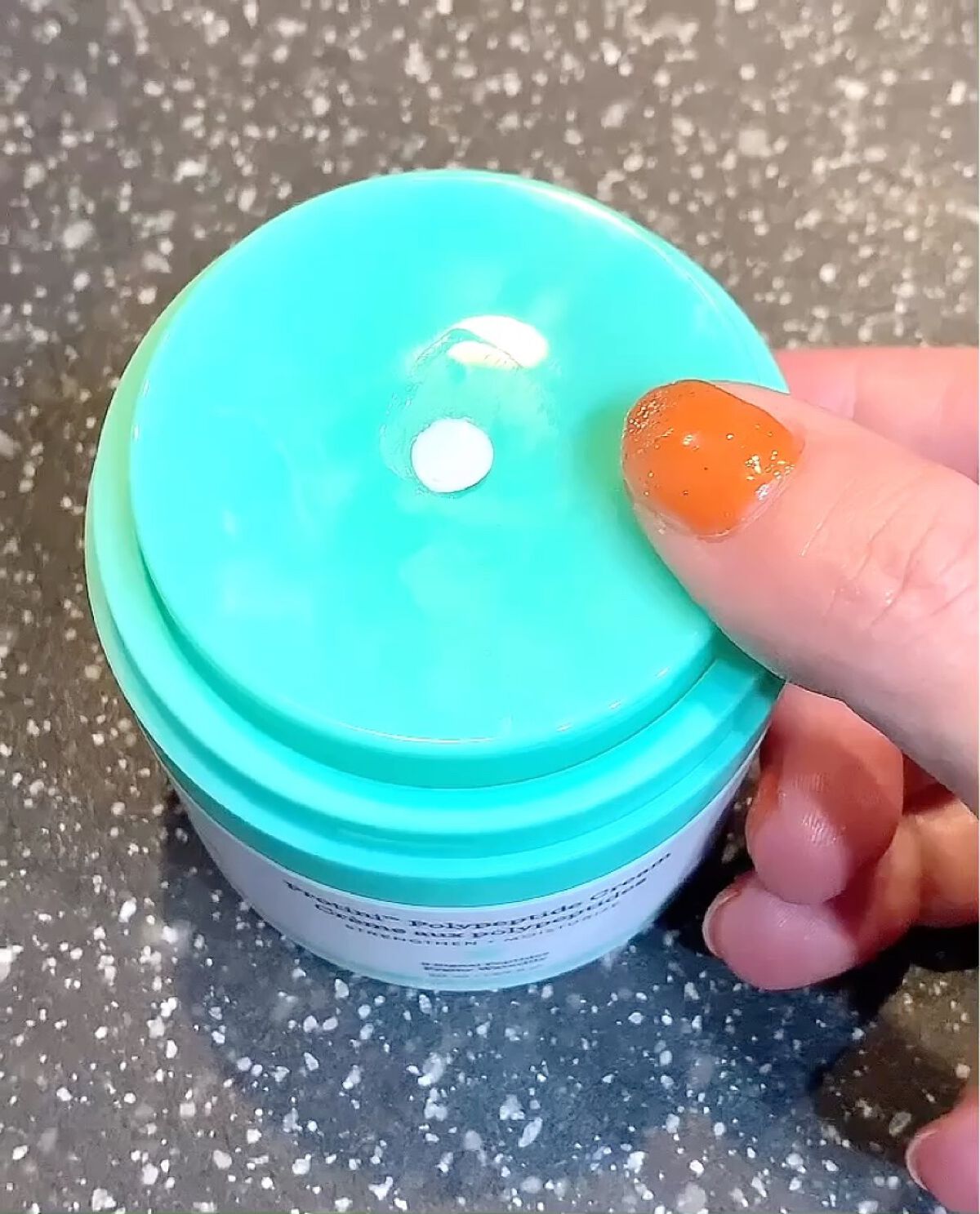 ドランクエレファントプロティニポリペプチドクリームレビュー❤️


使い方が分からず、写真２枚目の真ん中の白い部分を一生懸命外そうとしていましたw

押したら出るということに気づくまでかなりの時間がかかりました🙈

使用感はこっくりテクス