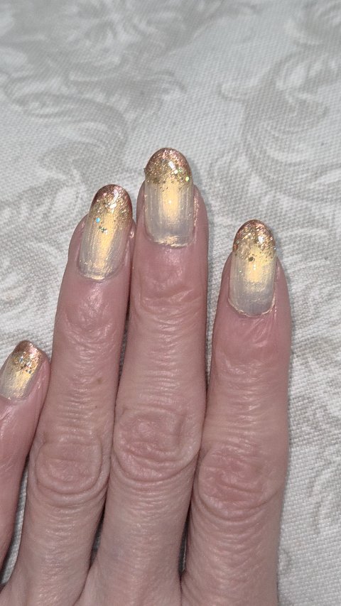 あけましておめでとうございます！！
✨✨✨本日のネイル✨✨✨
#デュカート
#ネイルマイン
44 Champagne Gold
を、メインカラーに使用しました。
不思議なゴールドです！！
爪先には
#ネイルホリック
#ネイルホリックアートネ