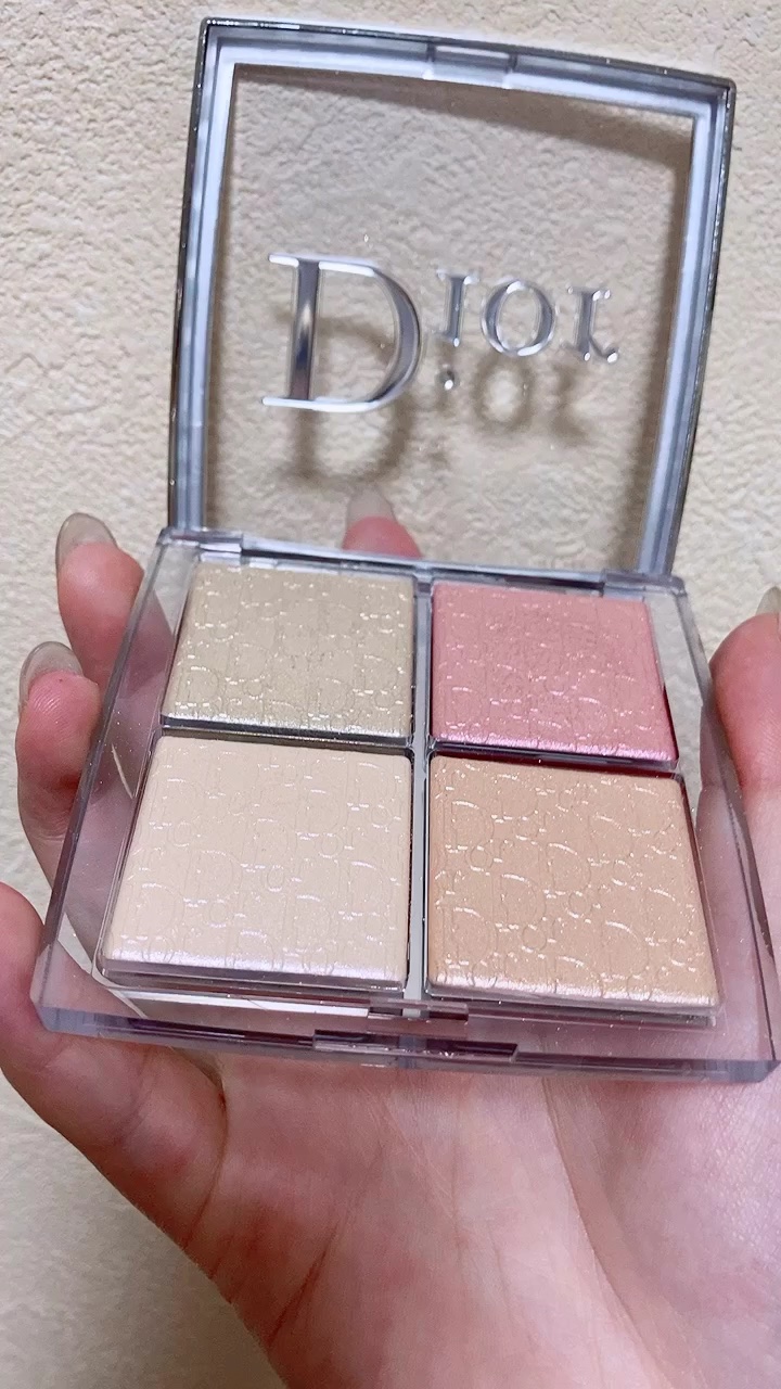 Diorディオール バックステージ フェイス グロウ パレット004ローズ ゴールド

ハイライトやチークとしても使えるマルチなパレット。
捨て色なしで優秀です。

中々無くならないのでコスパも良いです。
私は鼻筋や目頭、頬に使ってます。
