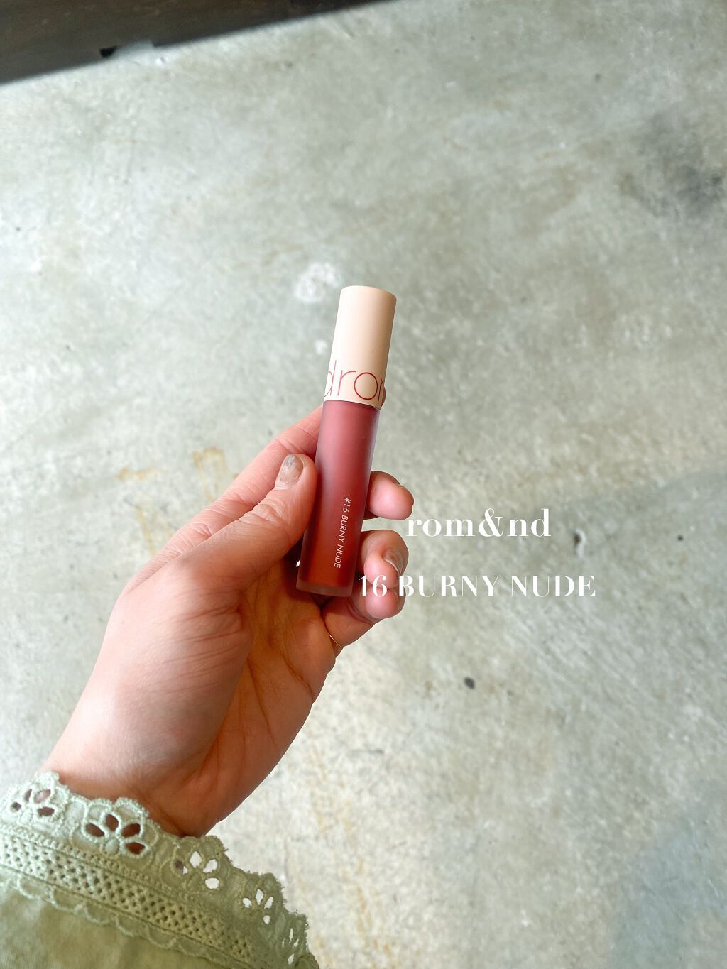 【rom&nd Zベルベットティント16】
rom&ndのティントリップ♡
ふわっとマットな質感で◎

ティッシュオフしてもしっかりと色が残るのでとても使いやすい♡

#ロムアンド
#ティントリップ 
#ティント
#落ちないリップ
#マスク