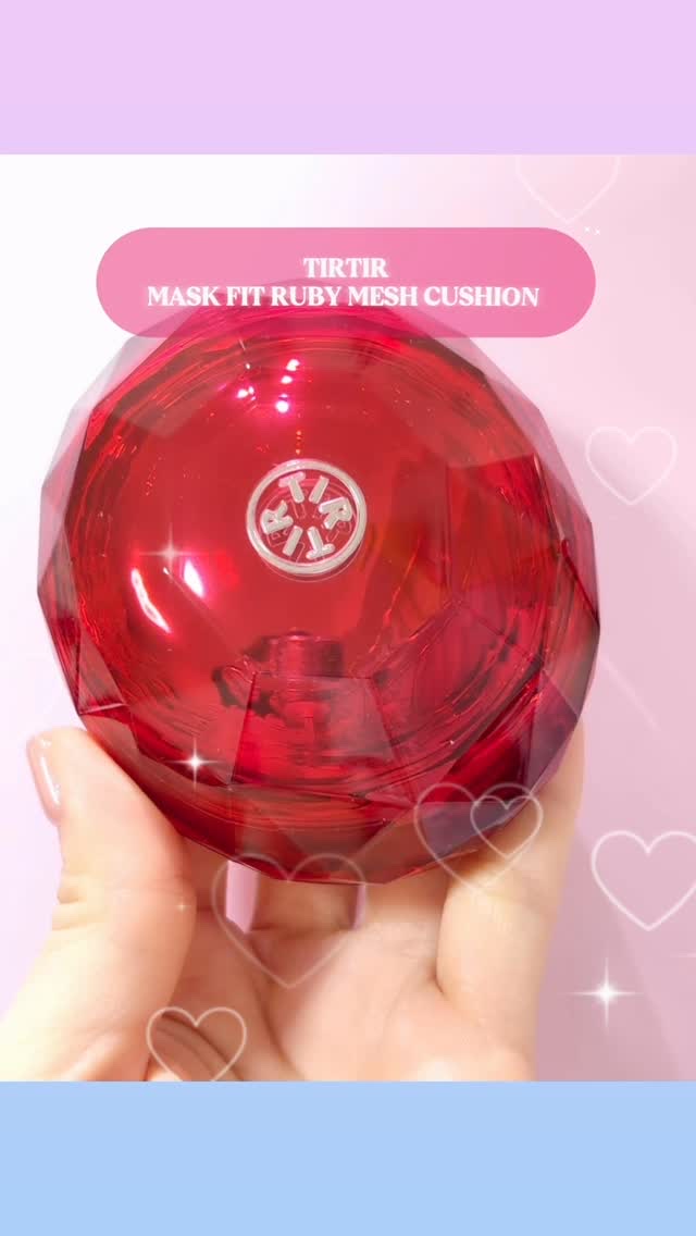 ＼TIR TIR新作クッション❤️／
ティルティル王道のレッドクッションと、
キラキラパケが話題になったクリスタルクッションの
いいとこ取りの新作クッション♡

ルビーみたいなパケで可愛過ぎる…💎✨

カバー力とツヤ感とを両立しているのが