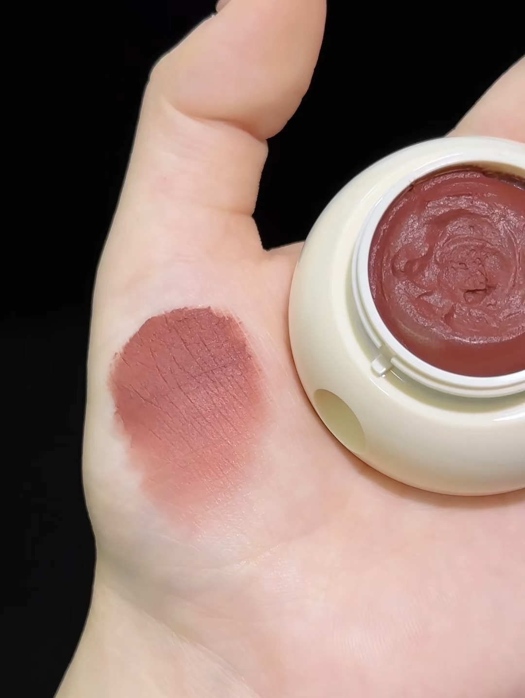 ふんわりぼかしリップならコレ💋✨

SHEGLAMのBounce Putty Pocket Lip Potは
リップだけじゃなくチークにも使える万能アイテム💕
ぽんぽんするだけで、自然なマット発色をプラス🎨

さらにシリコンブラシ付き