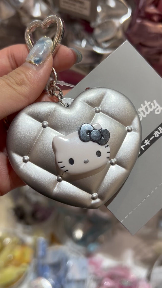 ハローキティ
ミラー　1,298円

ハート型のモノクロキティちゃんのミラー。
マットな質感のシルバーでかわいい🩶

両面ミラーで一つは拡大鏡。

バッグチャームとしてもかわいいし、持ち運びミラーとして活躍してます。

#サンリオ
#サン