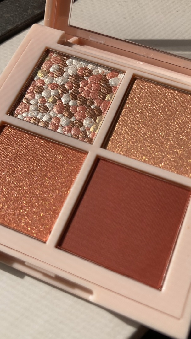 レブロン ダズル アイシャドウ クアッド/REVLON/アイシャドウパレットの人気ショート動画