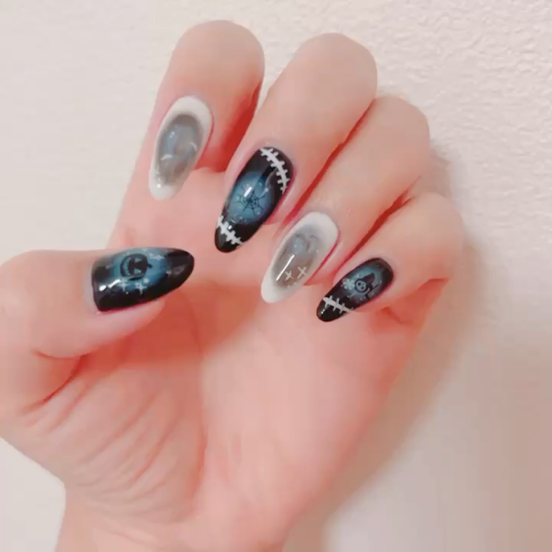ハロウィンネイル💅🎃🦇🕸

ネイルを始めて１年目の時は全然季節に合わせたネイルを出来る余裕がなかったのですが、2年目は季節ネイルを沢山したくてやっとはじめてのハロウィンネイルです👍

ワンカラーで季節に合わせたカラーをしたりはでき