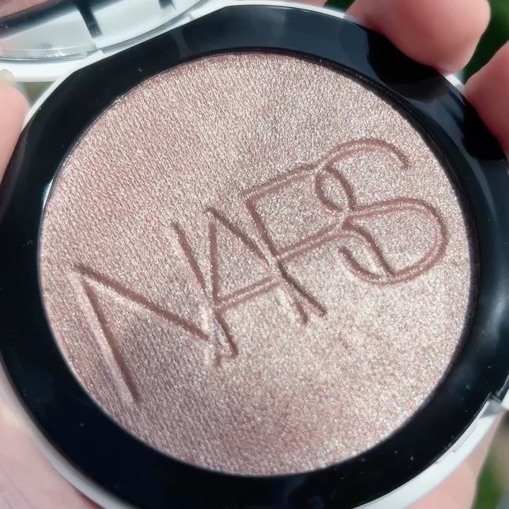 NARS ライトリフレクティング ルミナイジングパウダー/NARS/パウダーハイライトを使ったクチコミ（3枚目）