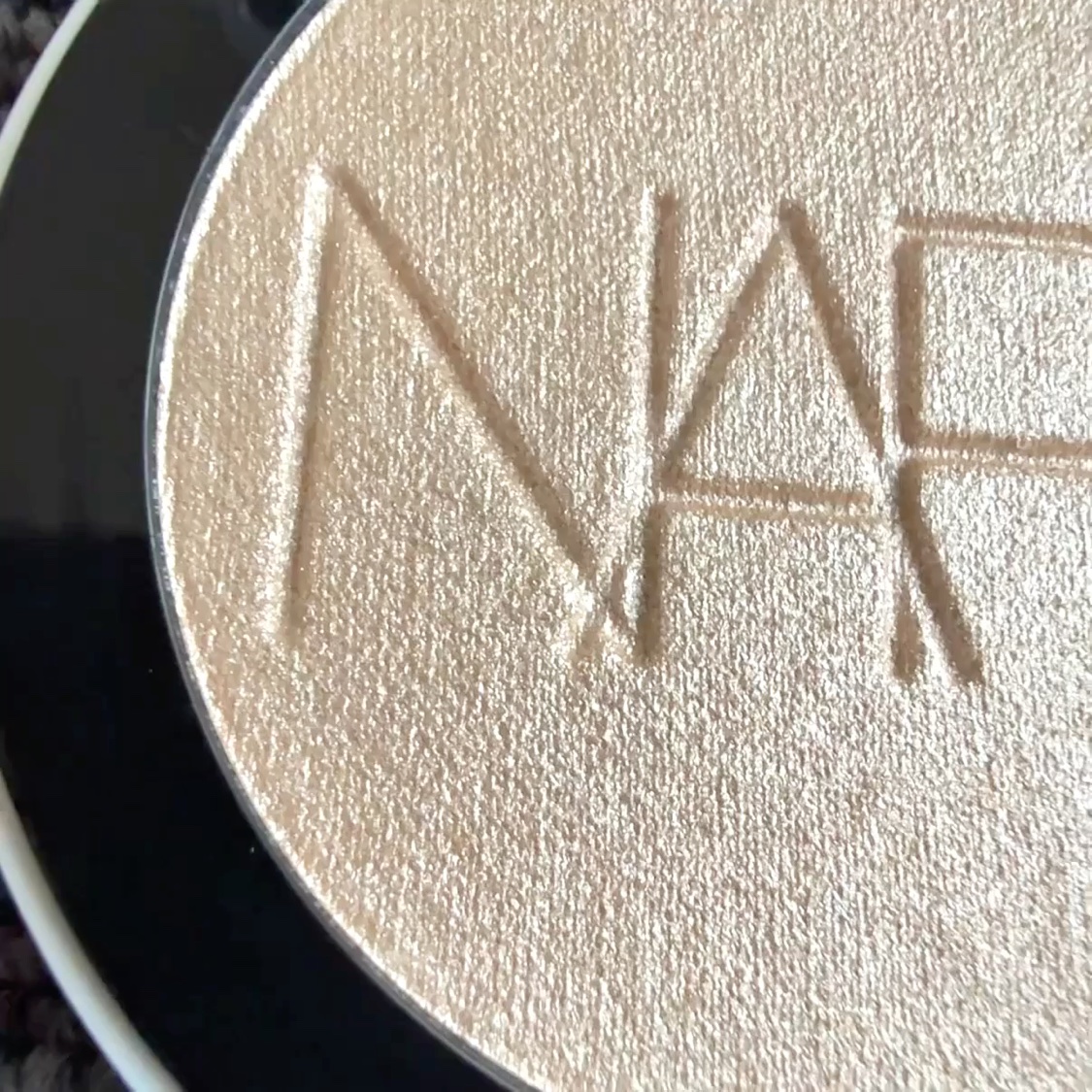 NARS ライトリフレクティング ルミナイジングパウダー/NARS/パウダーハイライトを使ったクチコミ（3枚目）