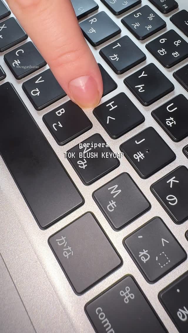 #PR #peripera
#トックブラッシュキーキャップ

バームみたいに溶けるのに
仕上がるとサラサラ・発色ぽわぽわ🫧

全部で26色あるミニサイズのチーク
アイシャドウとして使っても可愛い

パーソナルカラー別チャートもあるし
4つ