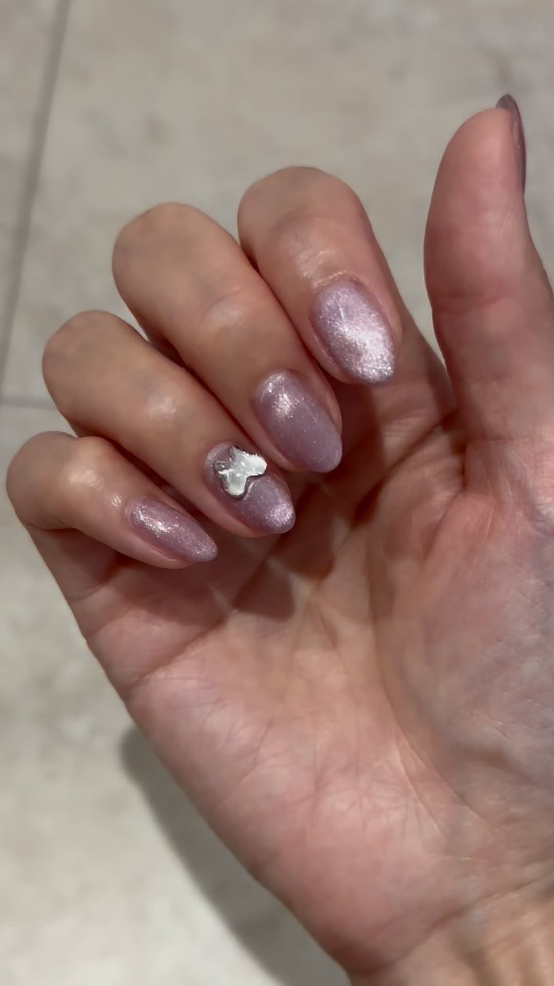 今月は誕生日なので1番好きなピンクと
マグネットネイル💅🩷

ちゅるんマグにしてもらってるんるん☺️

ちょうちょにもリボンにも見える
ストーンも可愛い❤️笑

　
#ジェルネイル #ネイルデザイン #ちゅるんネイル #ピンクネイル  