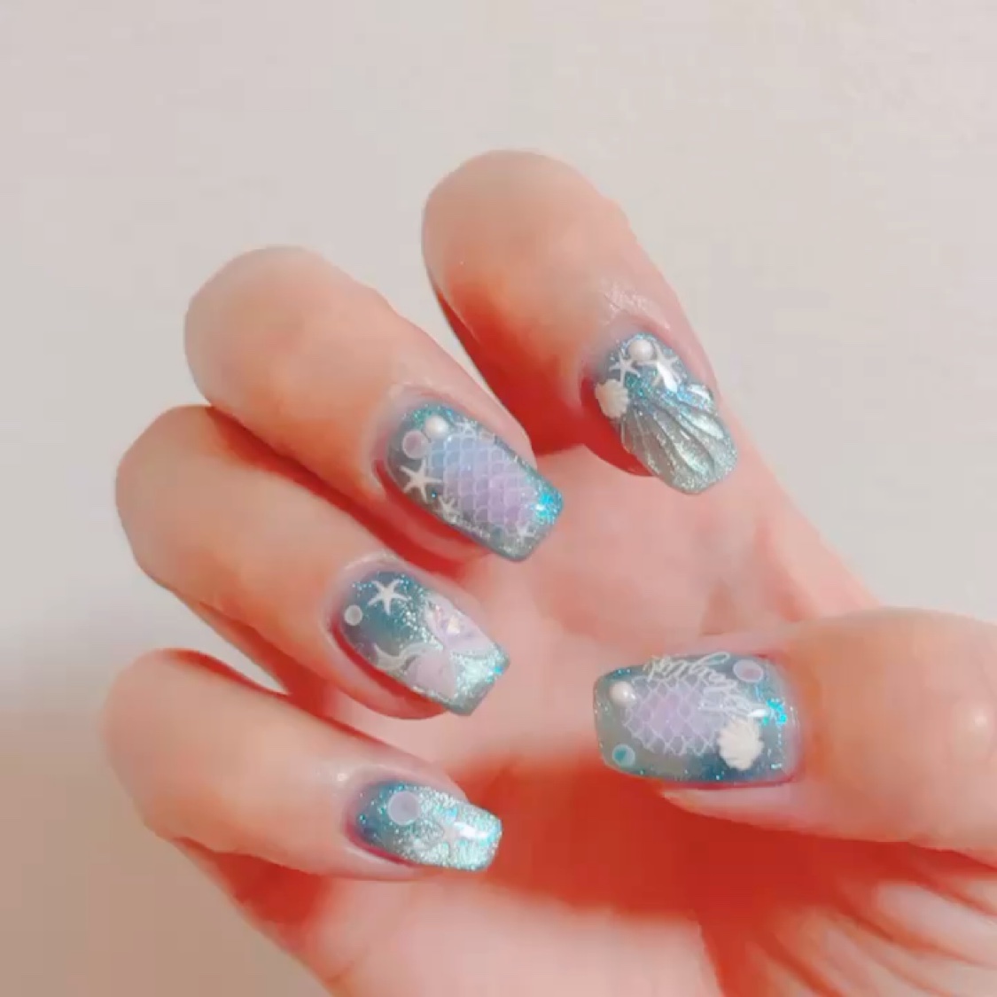 ほぼ初めてのスクエア💅🏻✨️

どの爪の形もやはり爪先がかけたり折れたりしてしまうため、ほぼ初めてスクエアの形にしてみました😌

長さ出し等でしたことはありますが、自爪でするのははじめてです🥹

強度が出てすごくいいのですが、角を丸