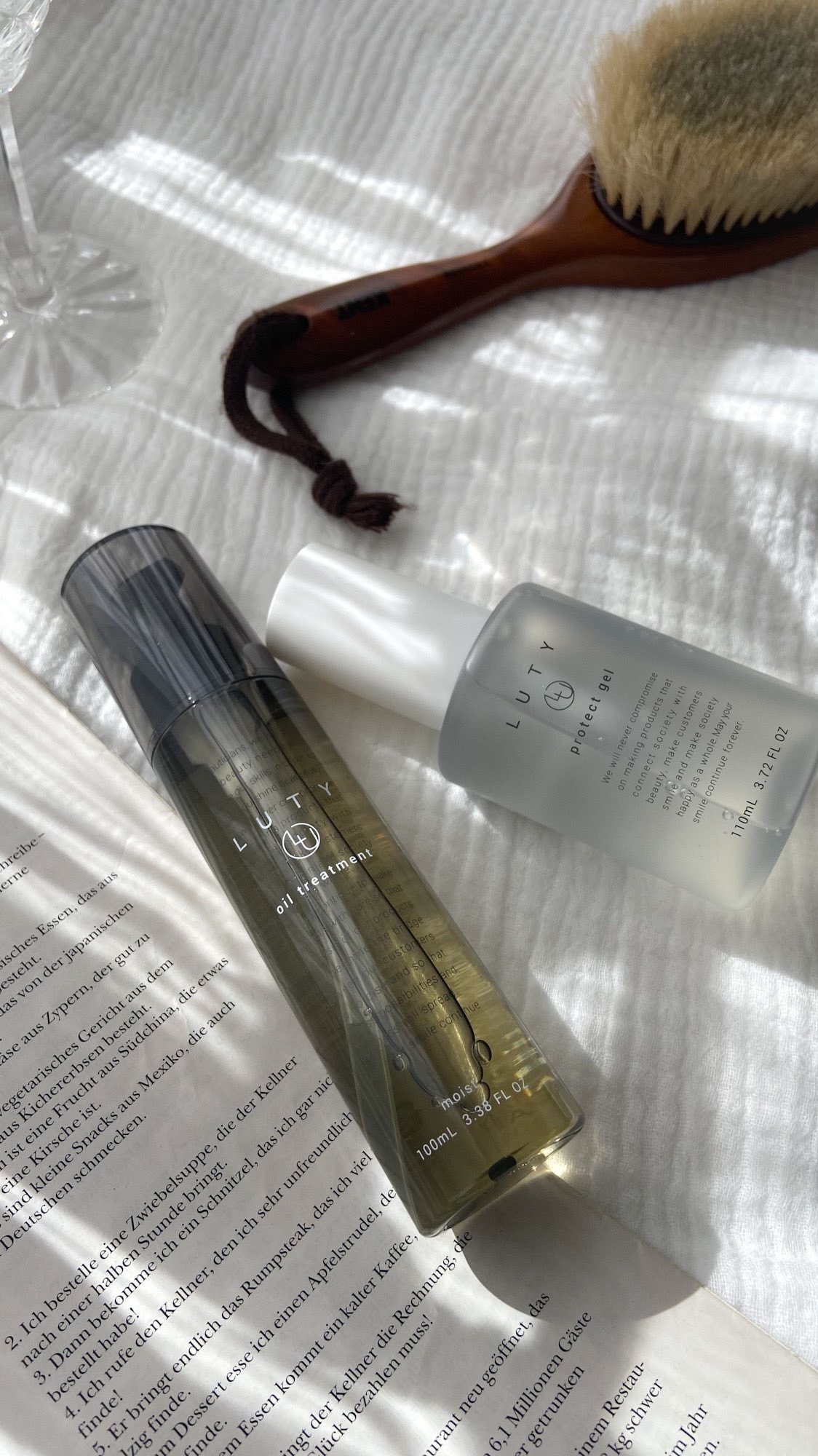 うねりもアホ毛もサヨナラ！🐩
#LUTY ルーティー プロテクトジェル
#ルーティー ヘアオイル モイスト

—————————————————

髪の印象って、顔よりも先に見られることもあるくらい大事。

【プロテクトジェル】
ドライヤ