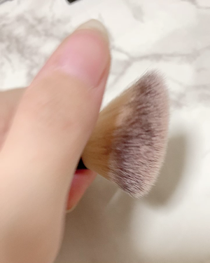 DAISO 春姫 チークブラシのクチコミ「チークブラシを新調しました🖌
▪️DAISO
春椿　チークブラシ

今まで使っていたブラシは毛.....」（2枚目）