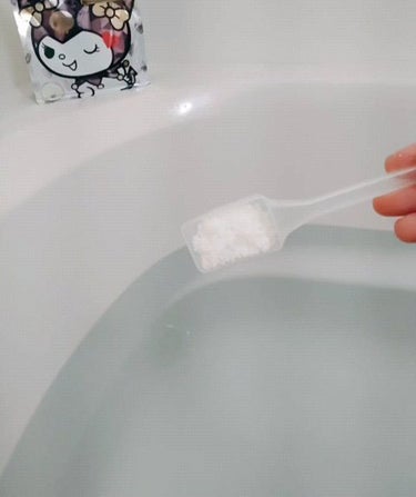 マックス 汗かきエステ気分 白の誘惑のクチコミ「🛁お塩のお風呂　汗かきエステ気分　白の誘惑

クロミちゃんのイラストが全面にドーンと、かわいい.....」（3枚目）