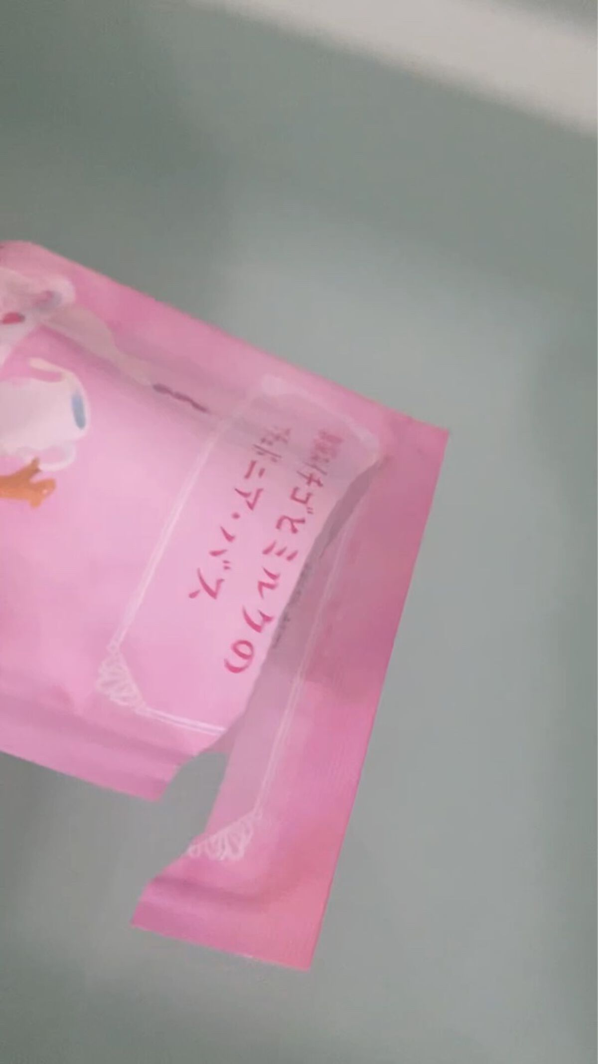 ソムリエ バスソルト 朝摘みイチゴとミルクのマチェドニア・バス/charley/無機塩系入浴剤の動画クチコミ2つ目