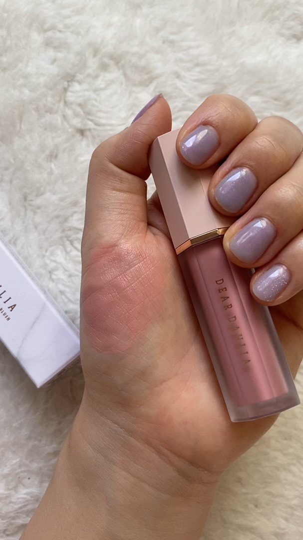 ぽわっと内側からにじむような、透明感チークにきゅん🫧
⁡
＼ チーク1位には理由がある ／
DEAR DAHLIA（ディアダリア）
ペタルドロップリキッドブラッシャー
ソフティー（SOFTIE）🎀
⁡
まるで水彩画のような繊細な発色で、