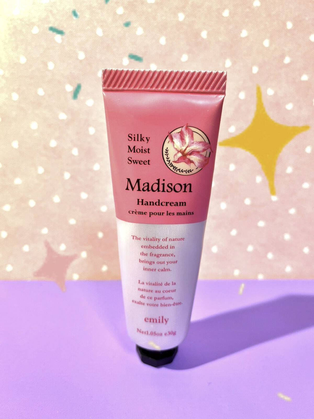 Madison(マディソン)　ハンドクリーム

コンパクトサイズで持ち運びに便利♪
塗り心地は少し日焼け止めクリームっぽかったですが、しっかり肌に馴染んでくれます。

香りは良いのですが、パッケージを見てすぐ何の匂いだかわからないのがちょっ