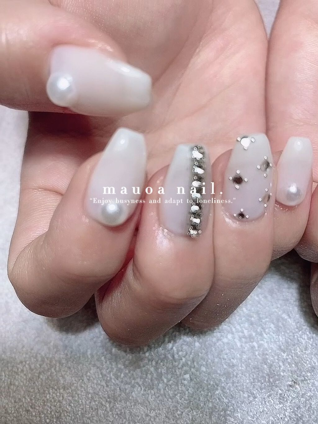 #ネイル,#雪の結晶ネイル,#秋ネイル,#アートネイル,#冬ネイル,#スワロネイル,#ニュアンスネイル,#くすみカラーネイル,#サマーネイル,#ミラーネイル,#綺麗めネイル,#セルフネイル,#パールネイル,#白グラデネイル,#ホワイトネイル,#シンプルネイル,#シルバーネイル,#スノーネイルのネイルデザイン