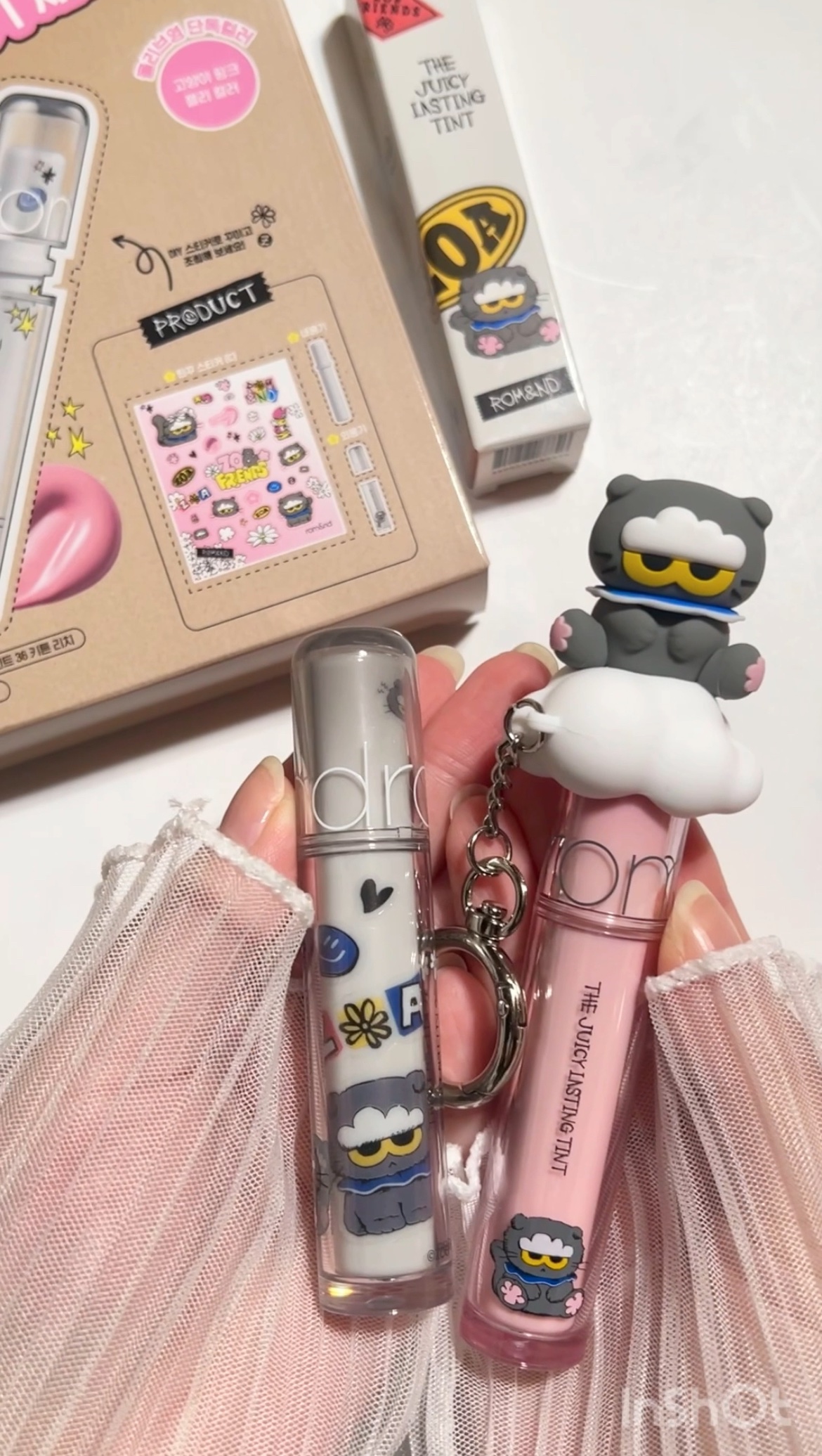 【朗報！公式が出してくれた💄🩶】

＿＿＿＿＿＿＿＿＿＿＿＿＿

#rom&nd
#ザジューシーラスティングティント

■36 キトゥンライチ（デコキット）
猫の肉球みたいな、柔らかいピンクベージュ
唇に乗せると赤みが出てピンク感が強く