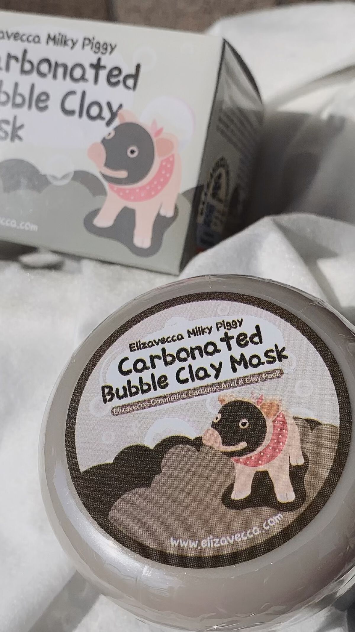 エリザベッカ炭酸バブルクレイマスクを動画でレビュー♪

毛穴のよごれをマイクロスコープを使って撮影してみたけど綺麗に落ちてくれているのがわかる！

泡は濃密でお肌に付けるとみるみる炭酸でもこもこになります！
硬めの泡だからよれなくてながら美