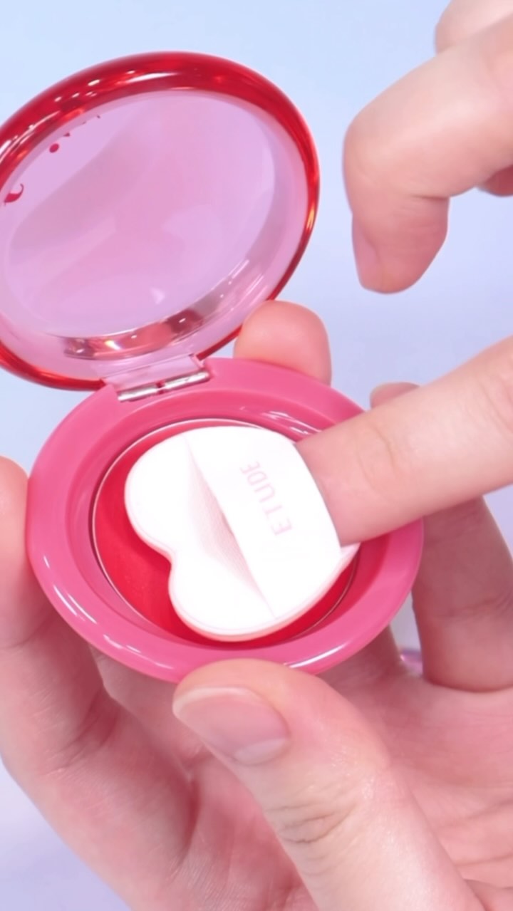 SNS担当Pick📣おすすめアイテムをご紹介します✨

🍅Fruity Lip & Cheek Blur Balm🍒

トレンドのリップ＆チークがエチュードからもついに登場！
じゅわっと肌にとろけるようになじんで自然な血色感*をプラス