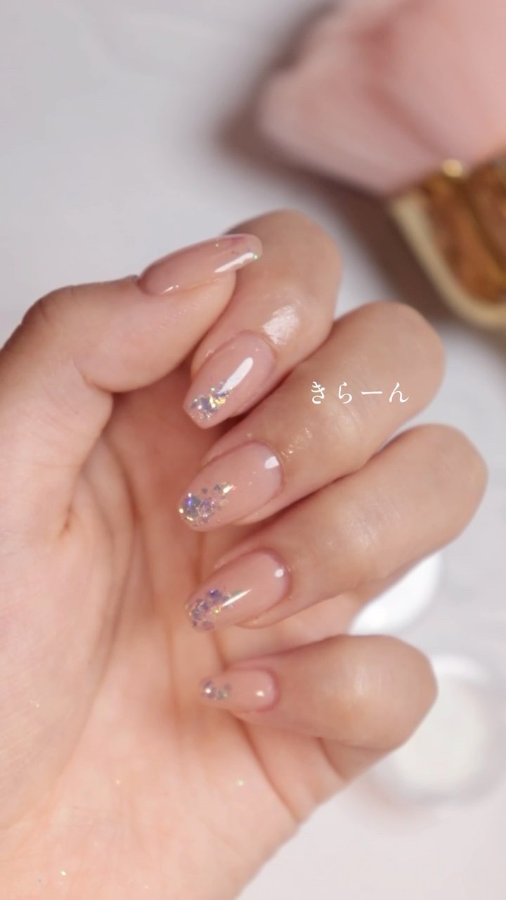 @__mina_nail_ ←他のネイル動画はこちら💁🏼‍♀️

ダイソーホロで大人かわいいアレンジ🤍

スキンカラーを絶対に塗ってから
いろんな大きさのマグを先端に乗せるだけでできます✨

逆三角形を意識するといい感じになるよ🫶�