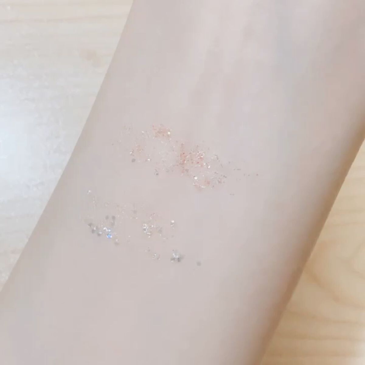 トゥインクルグリッター[ホログラム]/innisfree/リキッドアイシャドウの動画クチコミ2つ目