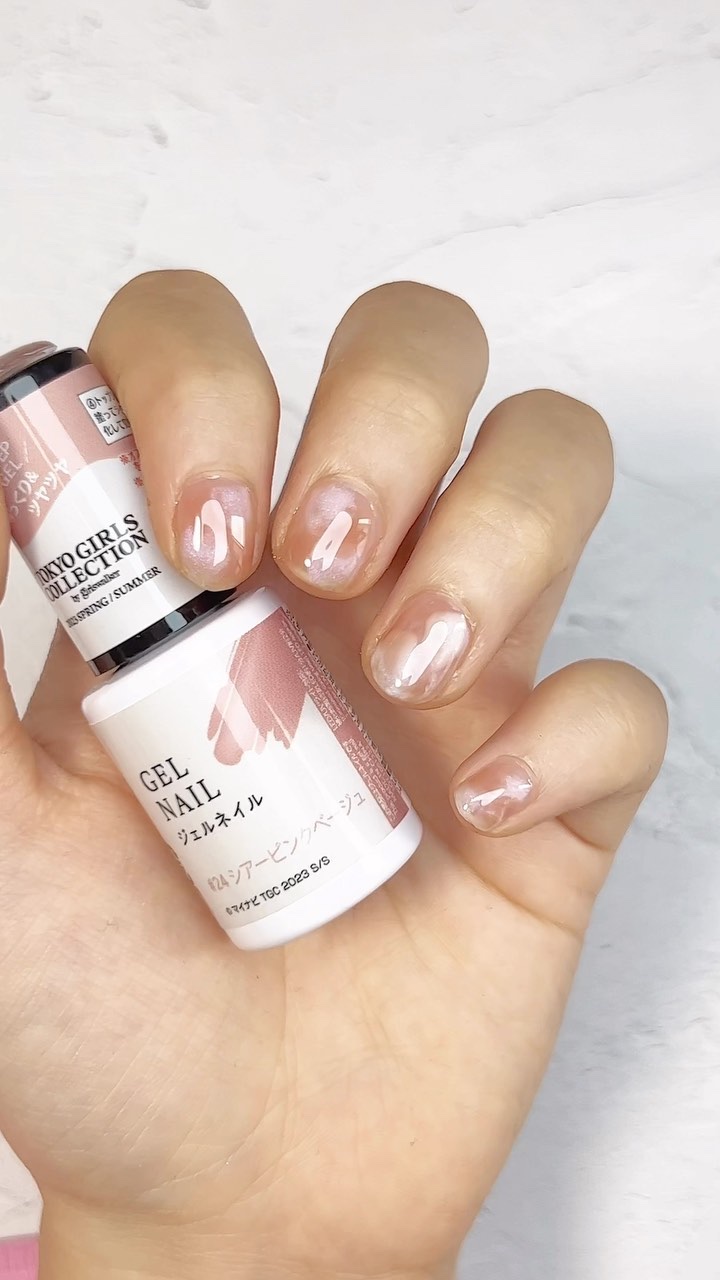 片手５分でできる簡単ネイル💅🏻

好きな色を2、3色重ねるだけでマーブルっぽくなる
すごく簡単だからおすすめ🩵🩵

いつもは長さだしするんだけど
長さだしすると時間かかっちゃうからたまにはそのままで😇

.
▼使用カラー
DAIS