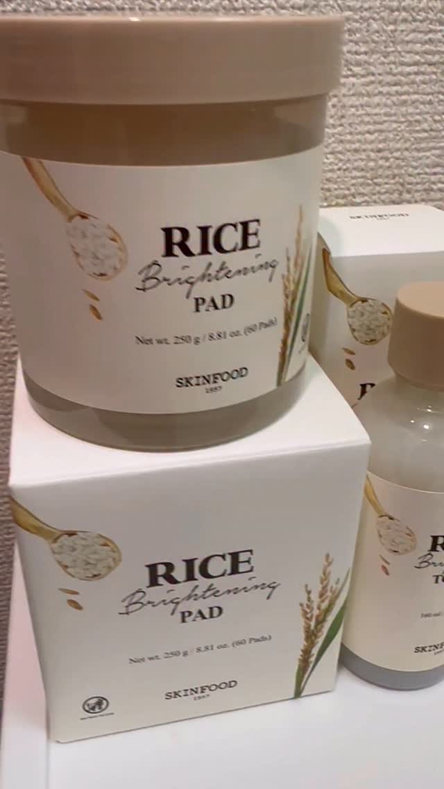 🍚✨#PR

お米の発酵パワーでつや透明感チャージ🫧

SKINFOODの「ライスブライトニングライン」🌾
 “お米のとぎ汁”から着想されたスキンケアで、白麹発酵水が肌にうるおいと透明感を与えてくれるんだって🤍

トナパはふかふかの