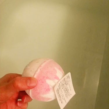 ラッシュ フェアリーキャンディ ボムのクチコミ「

ピンクとラメが豪華なスペシャル入浴剤✨

LUSH
【フェアリーキャンディ ボム】


ク.....」（3枚目）