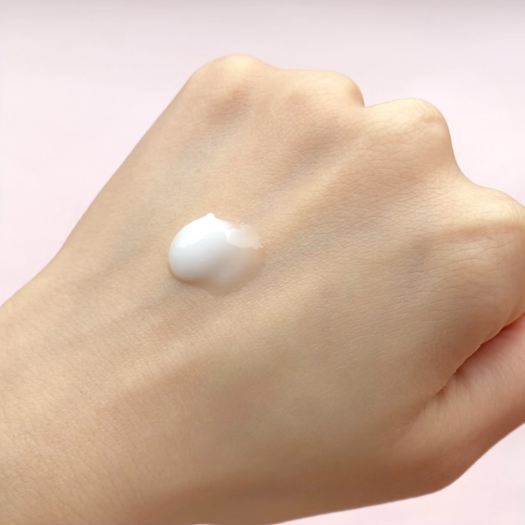 ビオレ ザ ボディ お風呂でぬれた肌に使うボディ乳液 肌しっとり ホワイトティーの香り/ビオレu/ボディミルクの動画クチコミ4つ目