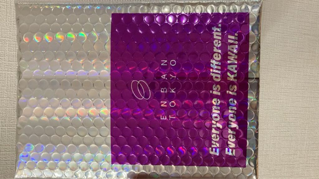 ギラッギラのかわいい封筒でポストイン♡

メガ割第2弾で購入したエンバントーキョーのアイシャドウが届きました♡
メガ割なのに早かった！！3日？4日？程で手元に到着！

マルチグリッターカラー
05MOKUSEI 
08KAIOHSEI
13