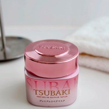 TSUBAKI プレミアムリペアマスク S 春ツバキの香りのクチコミ「TSUBAKI プレミアムリペアマスクと比べると
少しピンクが混じってるクリーム。

「スプリ.....」（1枚目）