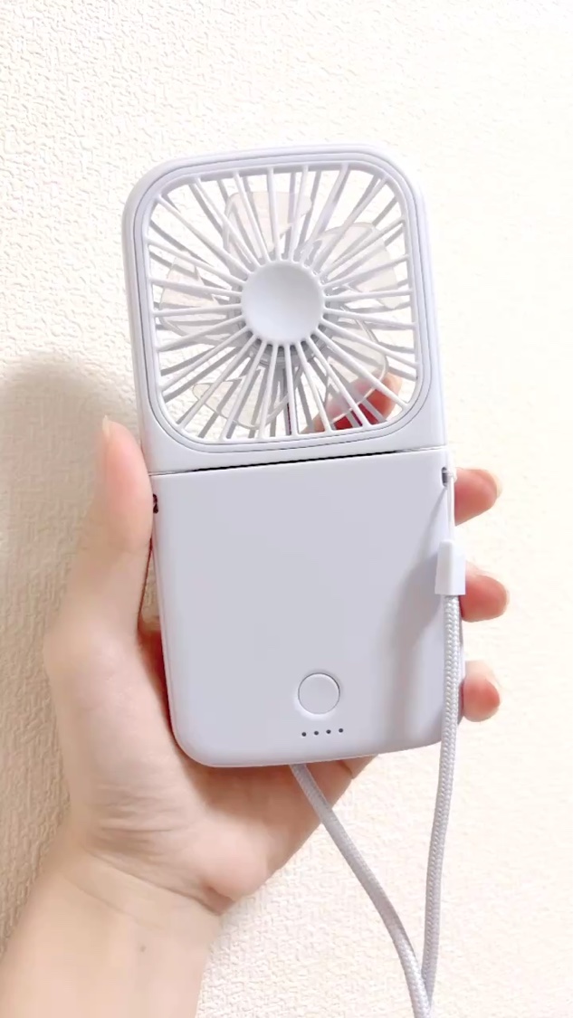 Francfrancで買った
ミニ扇風機〜👏
水色🩵涼しい色🩵

4段階強さ選べるし、
コンパクトになるから
カバンにも入れやすい😁


#フランフラン
#ハンディファン #扇風機
#熱中症対策