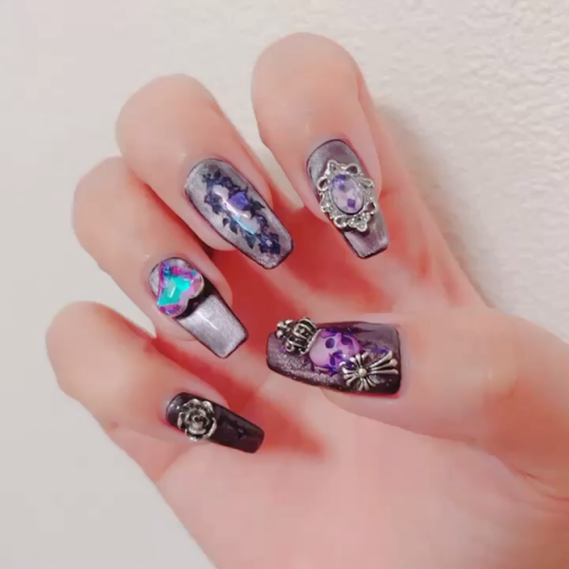 ゴシック？ネイル💅🖤💜🩷

ベースをブラックにしてその上から片手ずつマグネットのカラーを変えてネイルしました👍

自分でした中でかなりお気に入りネイルです🫶

意外とこのドデカハートパーツはコーティングしたら引っかからないのでち
