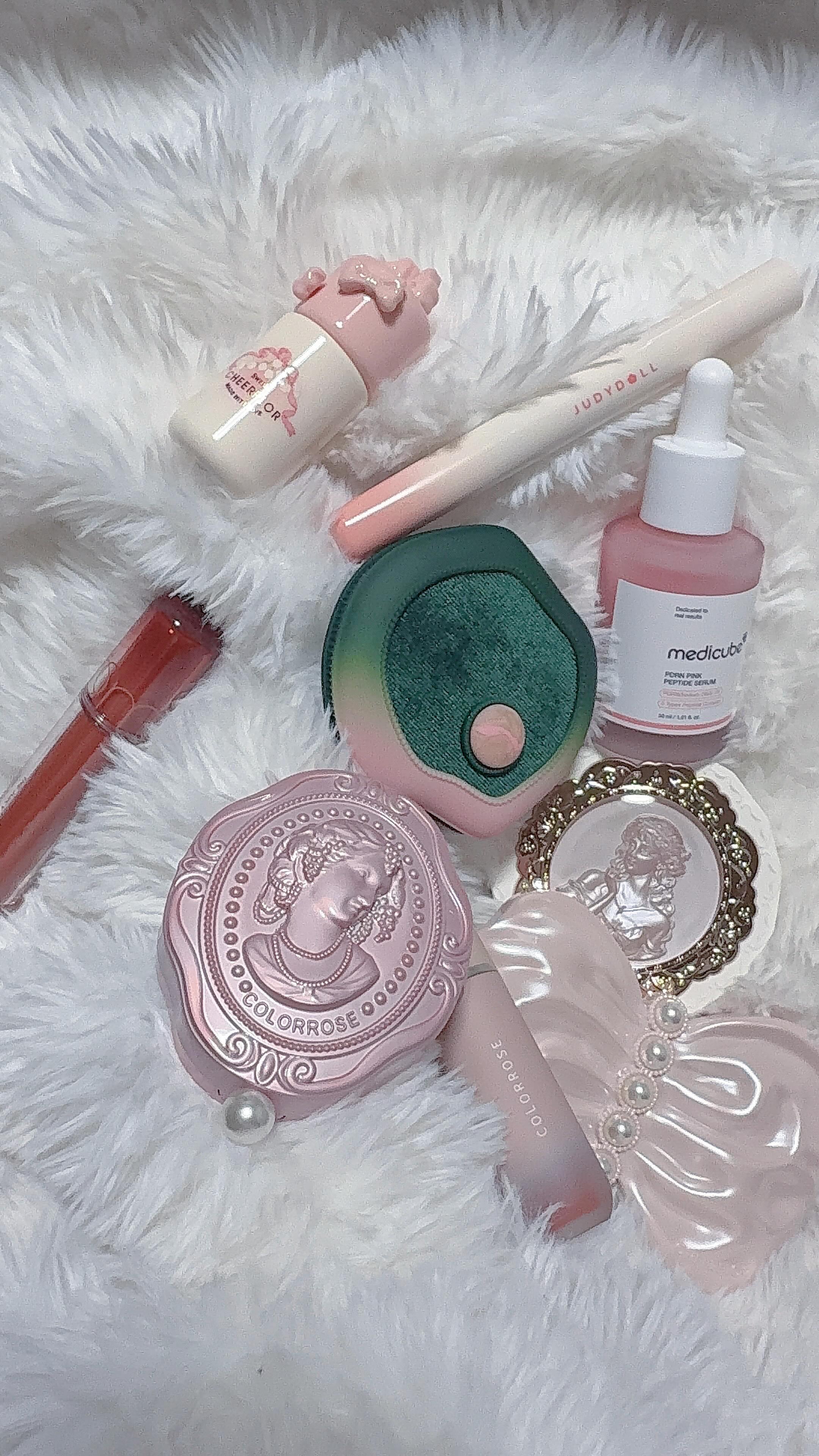 Open my Christmas beauty gift✨🎁
 
*⑅︎୨୧┈︎┈︎┈︎┈︎୨୧⑅︎* 
Products details: 
˖ ࣪⊹ COLORROSE Oil Control Setting Powder, ID: