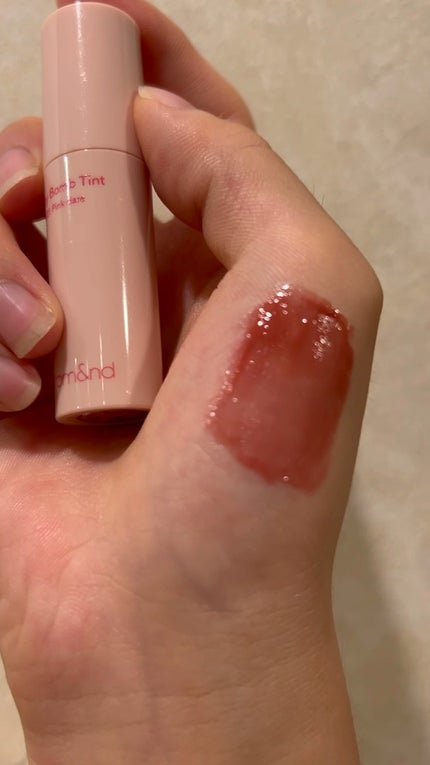 アンドバイロムアンド グラッシーボムティント/&nd by rom&nd/リップティントの人気ショート動画