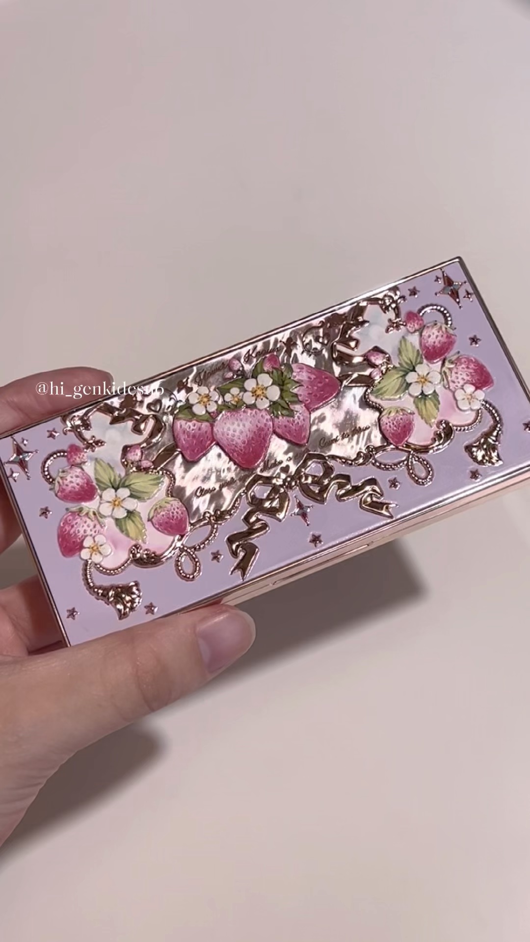 ストロベリーロココ アイシャドウパレット/FlowerKnows/アイシャドウパレットの人気ショート動画