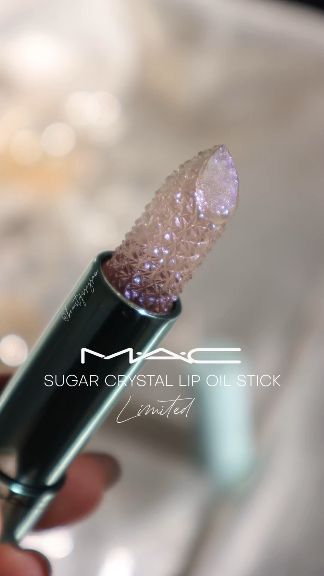 ガラスかと思ったわ💎 

【M・A・C】 @maccosmeticsjapan
シュガー クリスタル リップ オイル スティック
※限定 
-——————————————————————
［3g／¥3,960 (税込)］
※LIPS様より
