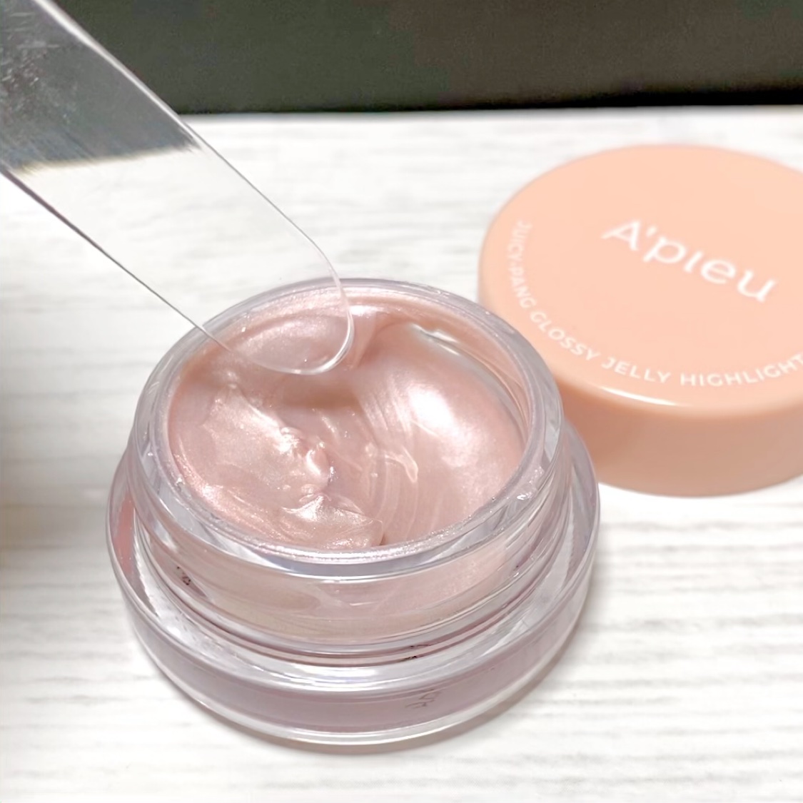 ジューシーパン グロッシージェリーハイライター 2 ピンクシェル/A’pieu/クリームハイライトを使ったクチコミ（2枚目）