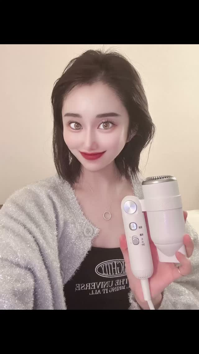 🤍【Ur. Salon】ジェットモンスターマイクロドライヤー🤍

大風量で速乾。
なのに軽量+ダメージレス。

爆風なのに軽量🤍

どれを選べばいいか迷ったら、まずはこれ！
最大2.1㎥/minのプロ級ジェット風で根元から一気に乾かし