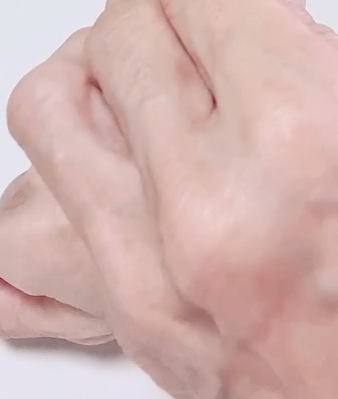 ヒアルロン酸 ウォーターエッセンス/Isntree/美容液の動画クチコミ4つ目