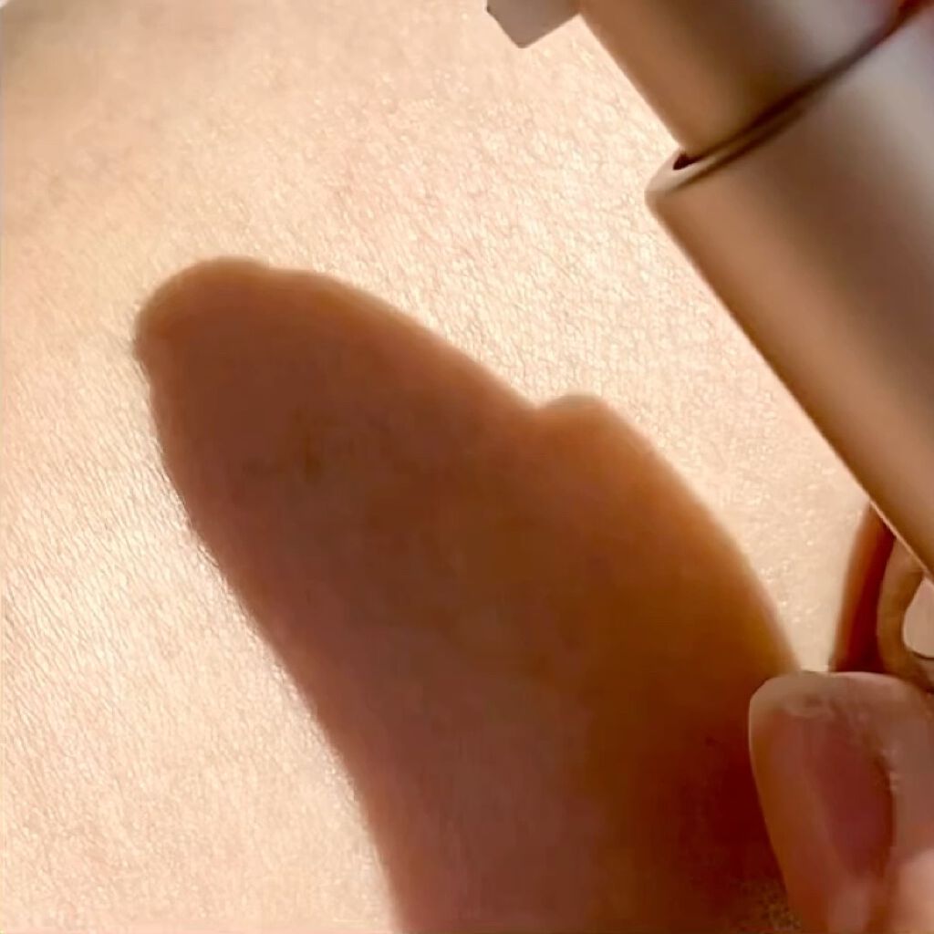 ジェーン・アイルデール リキッドミネラルのクチコミ「目を引くこちらのファンデーション、なんと美容液とファンデが混ざりあって出てくるという斬新なコス.....」（3枚目）