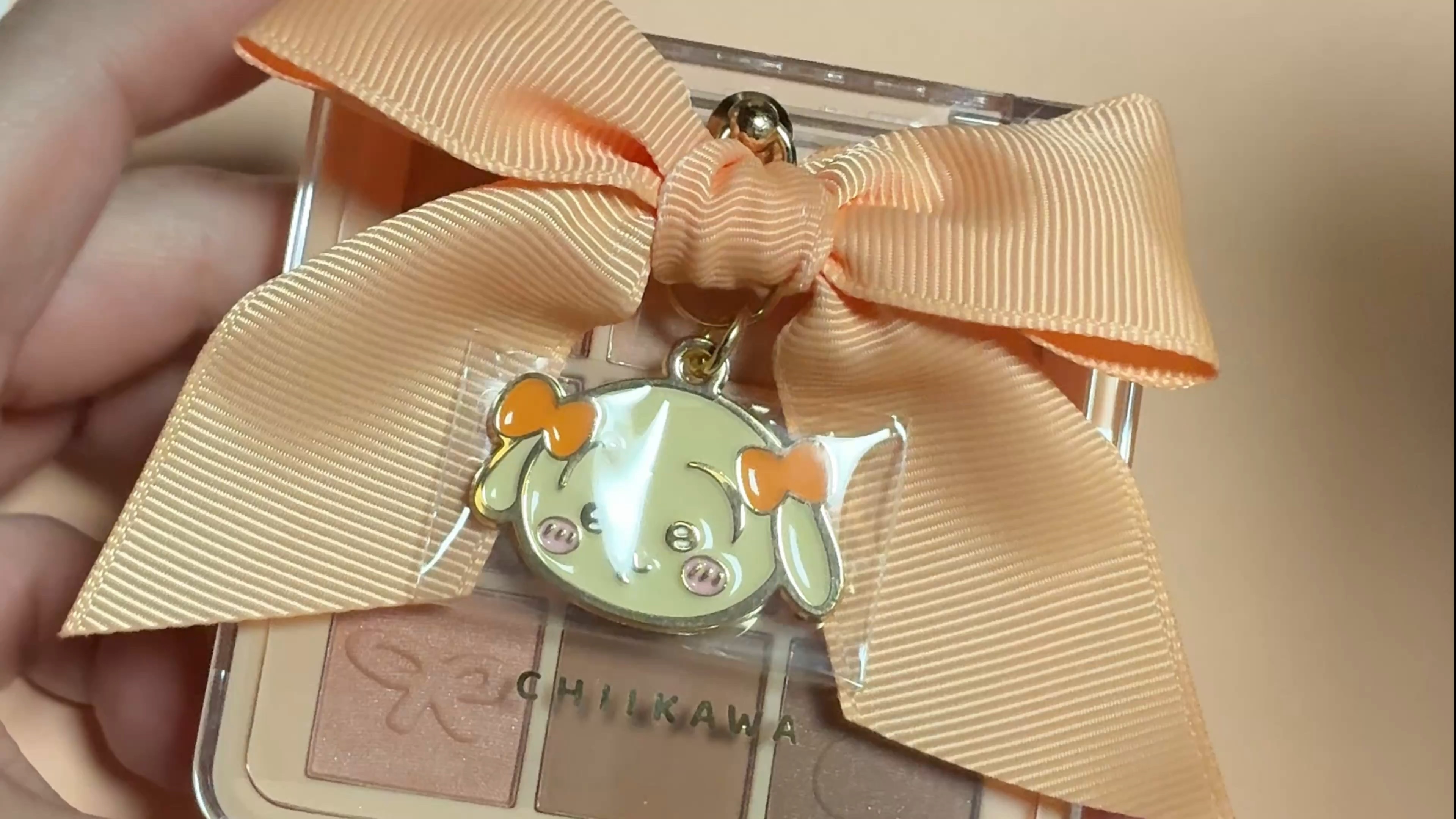 
#SHOBIDO
ちいかわ リボンシリーズ アイシャドウパレット うさぎ 

☑︎2025年12月12日発売
☑︎¥2,530
☑︎全4種
────────────

リボンチャーム&各キャラのアイシャドウパレットにシルエットがエンボスさ