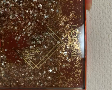 待って待って！！
コレは反則だろ！？

ってくらいのパケ。

Amazonで偶然見かけて、発売時期は毎年忙しく店舗にお迎え行けるか分からなかったから即予約したパレット。
まさかこんなキラキラだと思わなかったー！

アイシャドウの色味も綺麗…