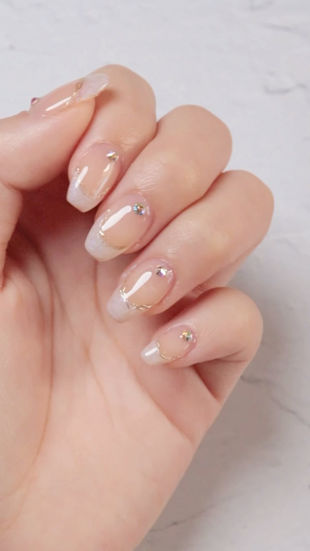 @__mina_nail_ ←他の動画はこちら💁🏼‍♀️

爪先の偏光パールがかわいいデザイン
ラインはなんとなくでおっけー👌
ミラーアートもくねくねすれば誤魔化せるよ🫶🏻

↓使用カラー

ネイルタウン
irogel G-6 (