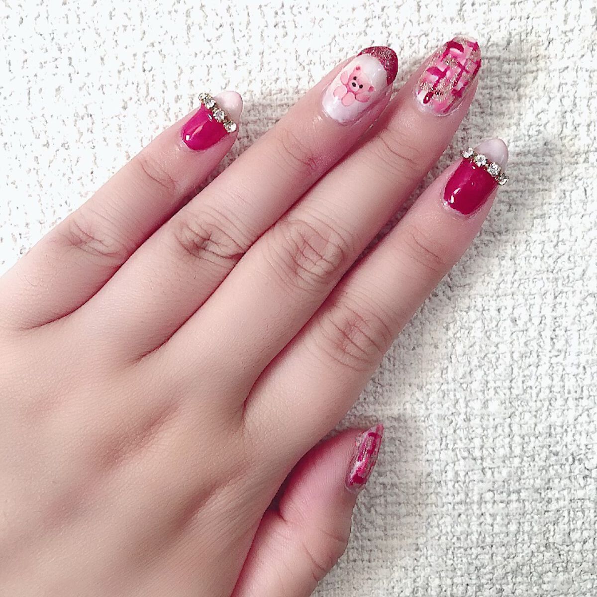 #NewSelfNail
#セルフジェルネイル 

 
爪折れて短いし、時間がなかったので
とりあえずなセルフジェル。
きっとクリスマス前にもう1回くらい
ネイル変えるけど
バーガンディ × ホワイト で
クリスマス意識してみたよ🧸🎁
