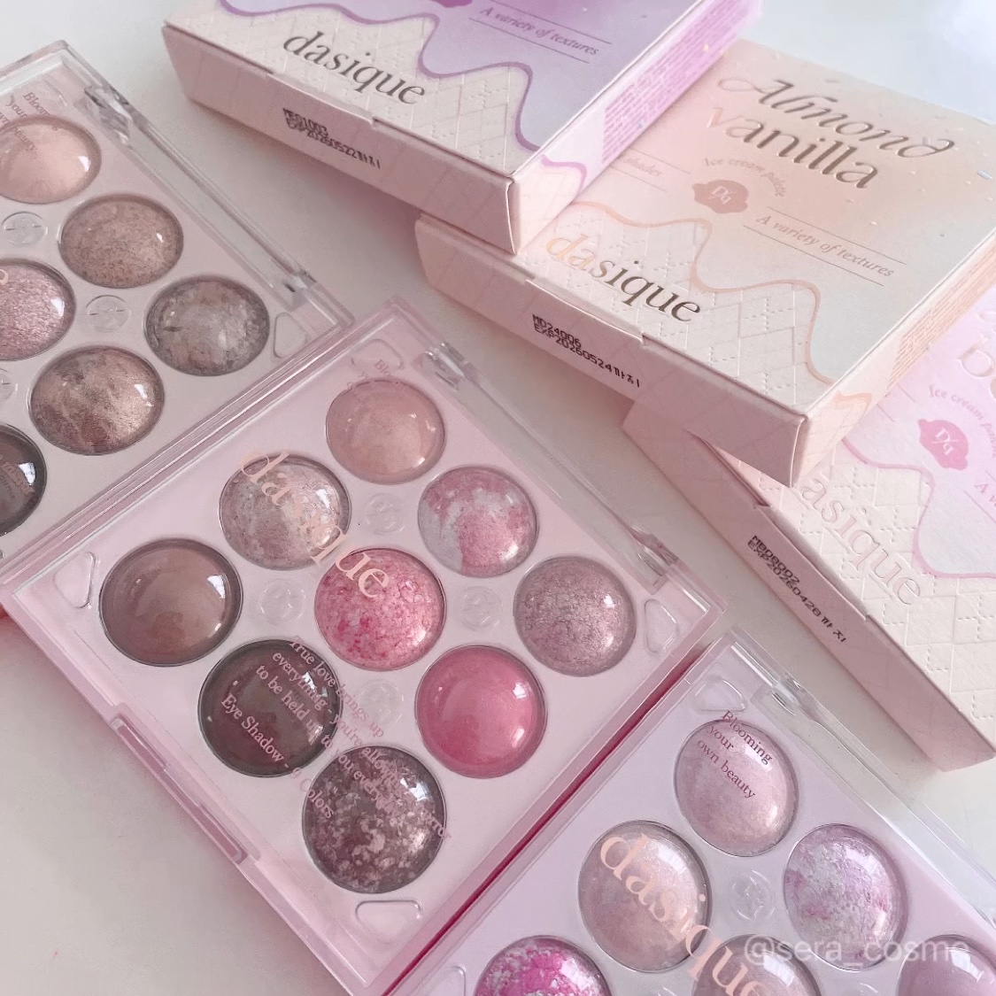 【dasique】

『アイスクリームコレクション』

🍨キャンディベリー

🍨ブルーベリーシャーベット

🍨アーモンドバニラ


全色スウォッチレビュー✨️


ホントのアイスみたいな見た目の可愛すぎるパレット…！！

どれも夏にピ