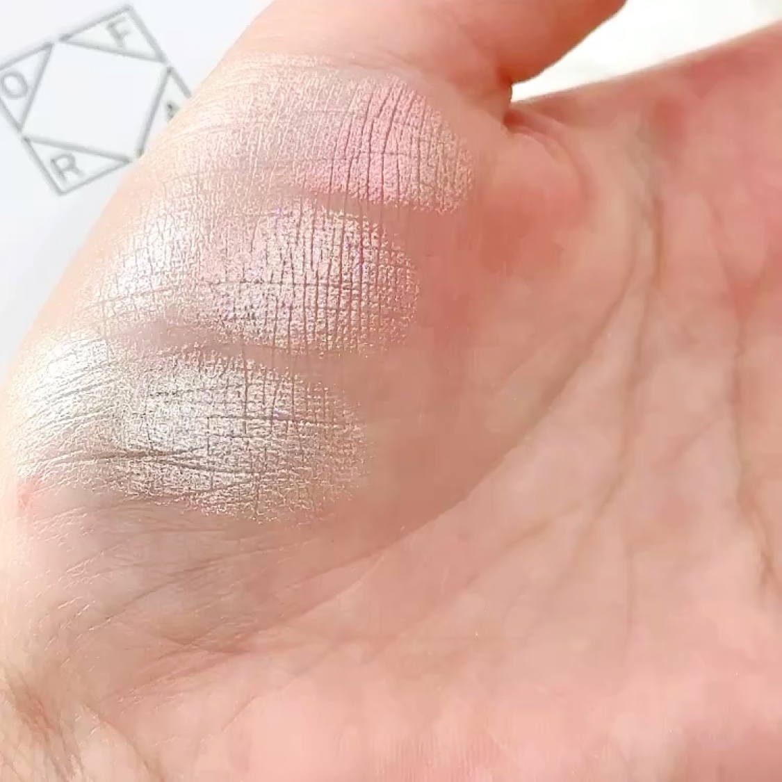 OFRA mini Highlighter/Ofra Cosmetics/パウダーハイライトを使ったクチコミ（2枚目）