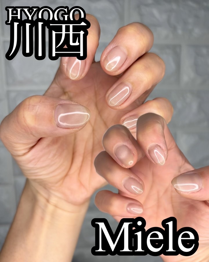 今月のネイル。
『Miele（ミーレ） 川西店』

先月ちょいとお派手で…爪みられたので…目をつけられてると思うから、今回はめちゃくちゃシンプルだけど…マグネット🧲そして爪ピンピンリベンジ短めだけど！

ホットペッパーで初回お試しコースラ